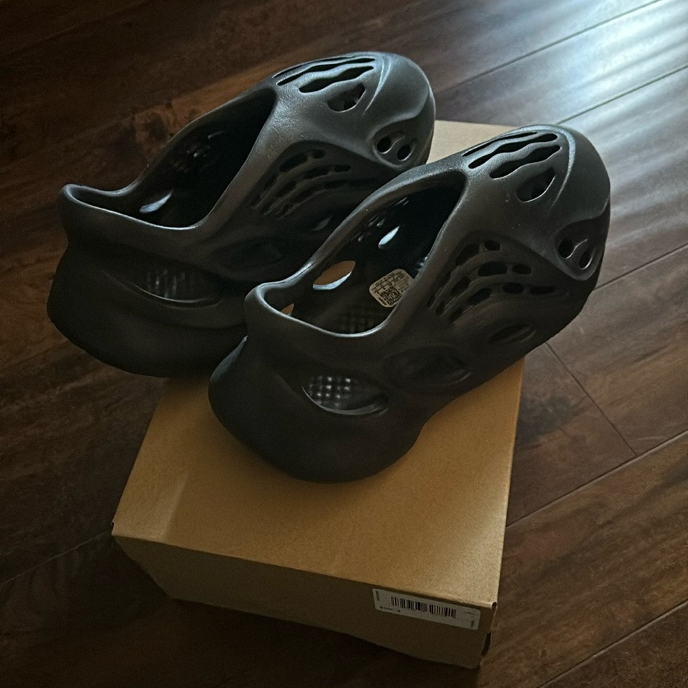 Yeezy foam RNR “onyx” 6m